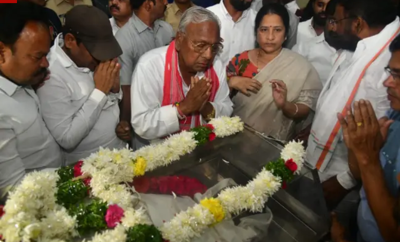 కాంగ్రెస్‌ సీనియర్‌ నేత వి.హన్మంతరావు కాంగ్రెస్‌ సీనియర్‌ నేత వి.హన్మంతరావు 