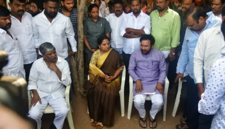 అందెశ్రీ నివాసానికి చేరుకున్న కవిత, కిషన్‌రెడ్డి.. అందెశ్రీ నివాసానికి చేరుకున్న కవిత, కిషన్‌రెడ్డి.. 