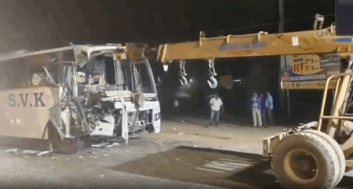 లారీని ఢీకొట్టిన పెళ్లి బస్సు.. పలువురికి గాయాలు