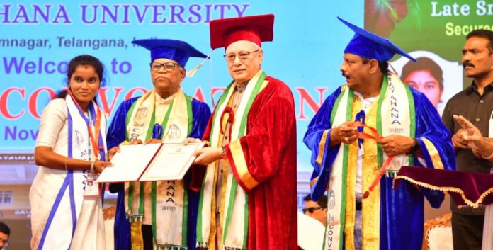 గవర్నర్ చేతులమీదుగా బంగారు పథకాలు అందుకున్న అక్కాచెల్లెలు