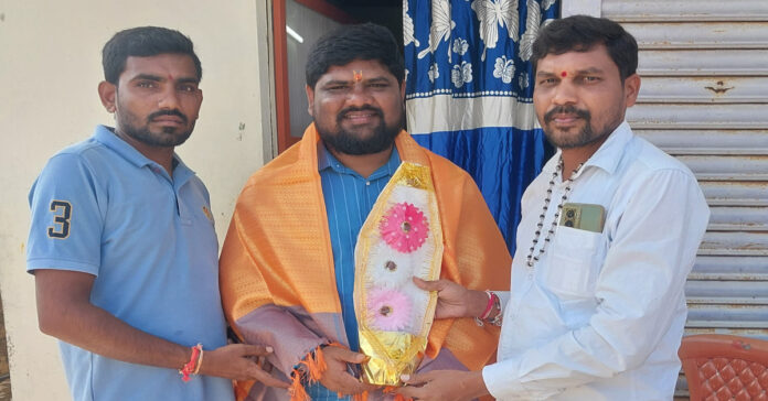 డీసీసీ అధ్యక్షుడు బట్టు కరుణాకర్ ను సన్మానించిన శ్రీకాంత్