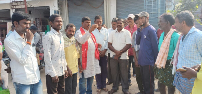 వెల్ఫేర్ బోర్డు అధికారులపై కఠిన చర్యలు తీసుకోవాలి