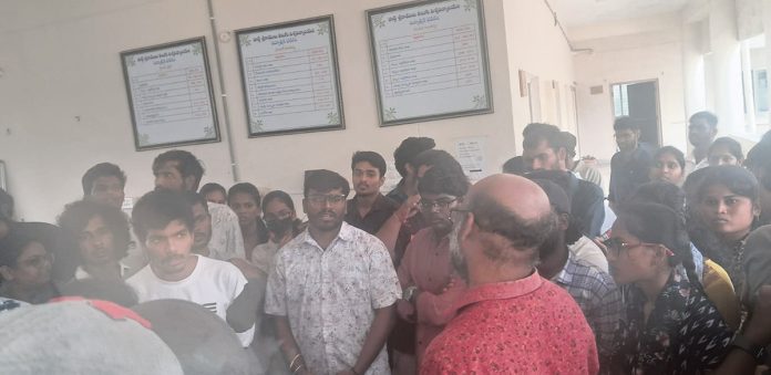 తెలుగు యూనివర్సిటీలో సమస్యలు పరిష్కరించండి