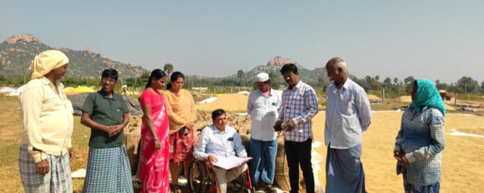 వడ్ల కొనుగోలు కేంద్రాన్ని సందర్శించిన తహసిల్దార్