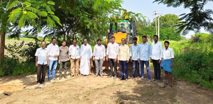 రోడ్డు మరమ్మతులకు సహకరించిన మార్కెట్ కమిటీ చైర్మన్..