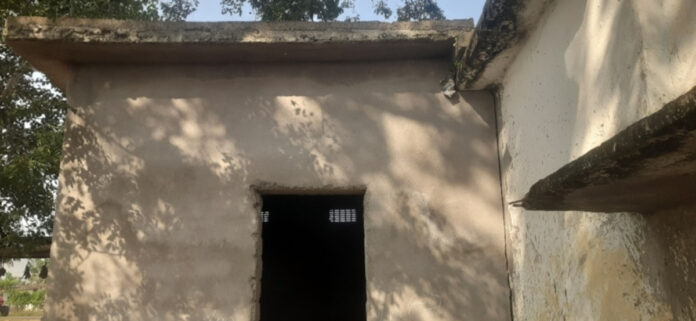 దబ్బగట్టు పాఠశాలలో టాయిలెట్లు లేక విద్యార్థుల అవస్థలు