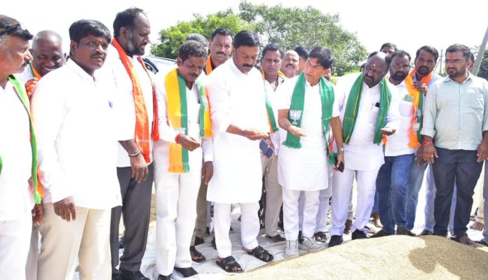 అకాల వర్షానికి నష్టపోయిన రైతులను ప్రభుత్వం వెంటనే ఆదుకోవాలి…