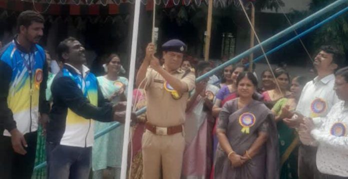 విద్యార్థుల్లో దాగి ఉన్న క్రీడా నైపుణ్యాలను వెలికి తీయాలి