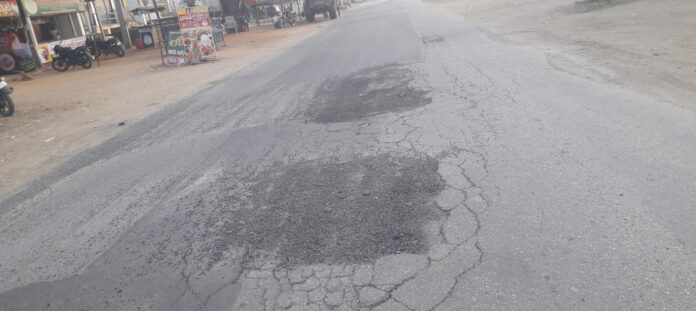 మున్నాళ్లకే ఎగిరిపోయిన రోడ్డు ప్యాచ్ వర్క్