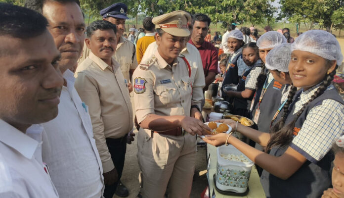 నేటి బాలలే రేపటి పౌరులు: ఎస్ఐ బిట్ల పెర్సిస్