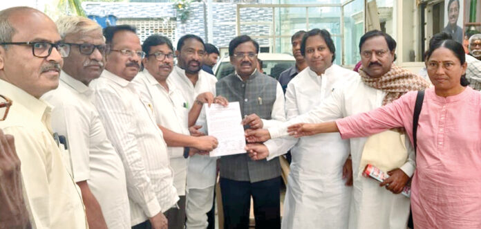 లేబర్ కోడ్లను నిరాకరిస్తూ అసెంబ్లీలో తీర్మానించాలి