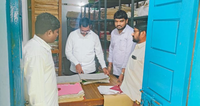 తహసీల్దార్ కార్యాలయాన్ని సందర్శించిన ట్రైనీ డిప్యూటీ కలెక్టర్