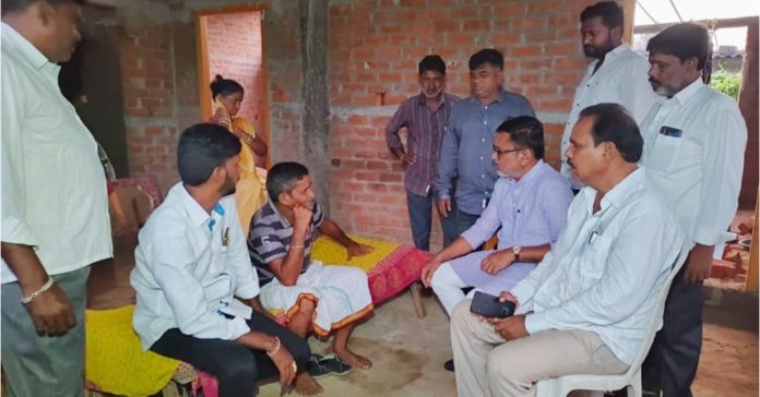 బాధిత కుటుంబాలకు మాజీ ఎమ్మెల్యే పుట్ట పరామర్శ.