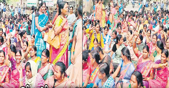 నర్సింగ్ ఆఫీసర్ల మెరిట్ లిస్టు కోసం కోఠిలో ధర్నా