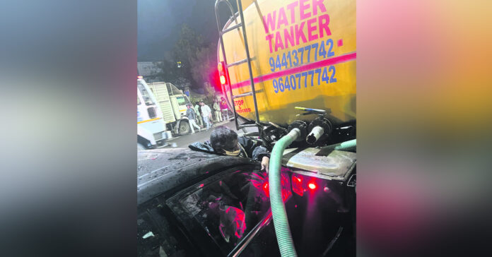 కారు ఢీకొని వాటర్ ట్యాంకర్ డ్రైవర్ మృతి
