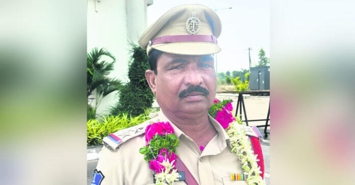 సర్పంచ్ ఎన్నికల బరిలో ఎస్ఐ