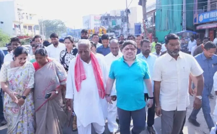 అందెశ్రీ అంతిమ యాత్రలో పాల్గొన్న మంత్రులు