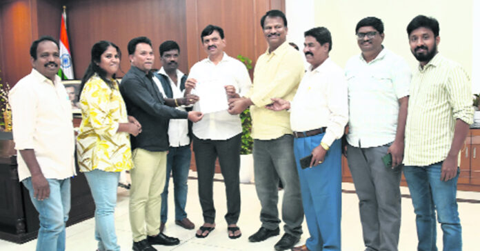 జర్నలిస్టుల సమస్యలు పరిష్కరించండి