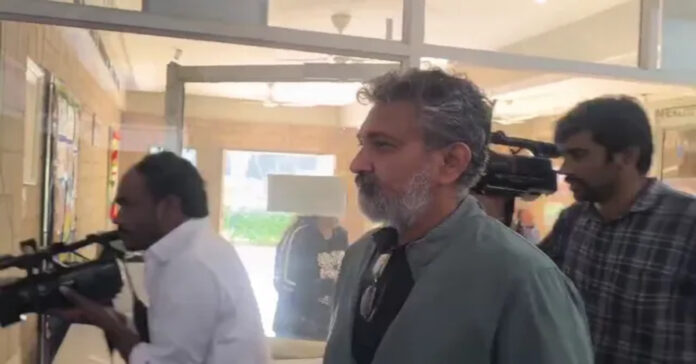 ఓటు వేసిన రాజమౌళి దంపతులు