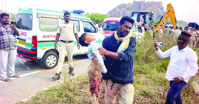 రోడ్లు రక్తసిక్తం