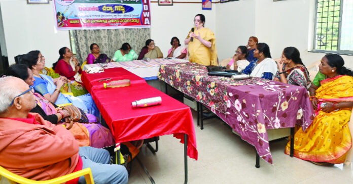 స్త్రీల పట్ల చులకన భావం తగదు