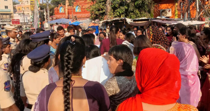 బోరబండలో ఉద్రిక్తత..పెట్రోల్ పోసుకుని నిప్పంటించుకున్న హిజ్రా