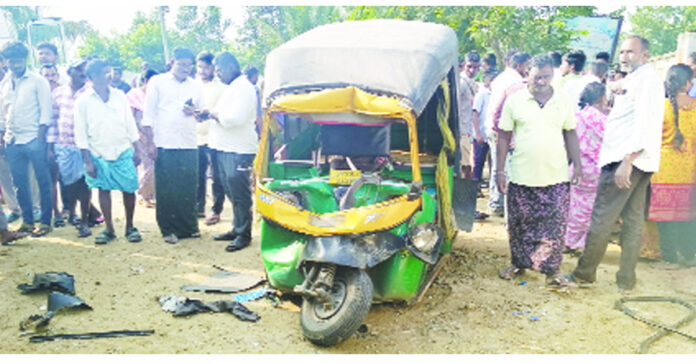 ఆగి ఉన్న ఆటోను ఢీకొట్టిన స్కూల్ బస్సు