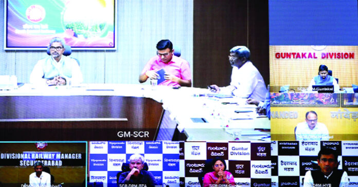 లెవెల్ క్రాసింగ్ వద్ద భద్రత నిర్వహణ కీలకం