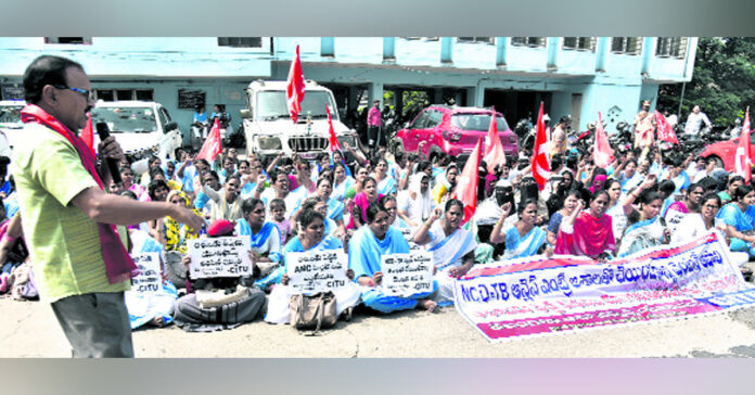 ఆశా వర్కర్ల సమస్యలు పరిష్కరించాలి