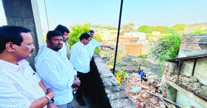 ఇల్లు కూలి కూలీల మృతి