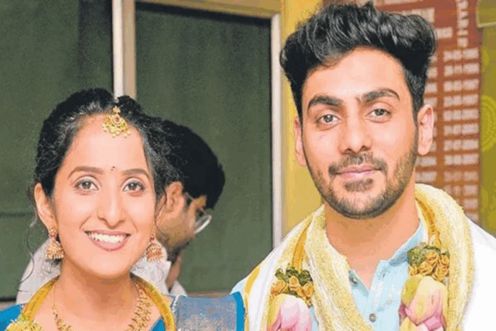 గుడిలో దండలు మార్చుకుని.. ఐఏఎస్ ల ఆదర్శ వివాహం