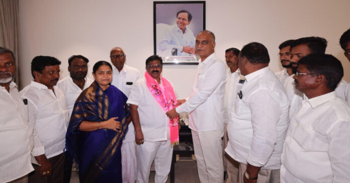 కాంగ్రెస్కు భారీ షాక్.. బీఆర్ఎస్ గూటికి కీలక నేతలు