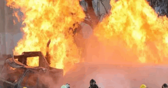 ఇథనాల్ ట్యాంకర్, లారీ ఢీ.. డ్రైవర్ సజీవదహనం