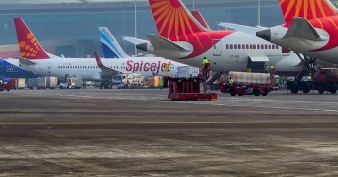 ఢిల్లీ ఎయిర్పోర్టులో సాంకేతిక సమస్య