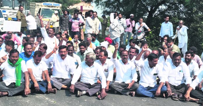 పత్తి రైతుల రాస్తారోకో