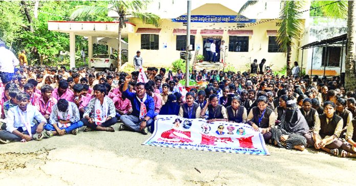 ‘ఫీజు’ కోసం విద్యార్థుల నిరసన
