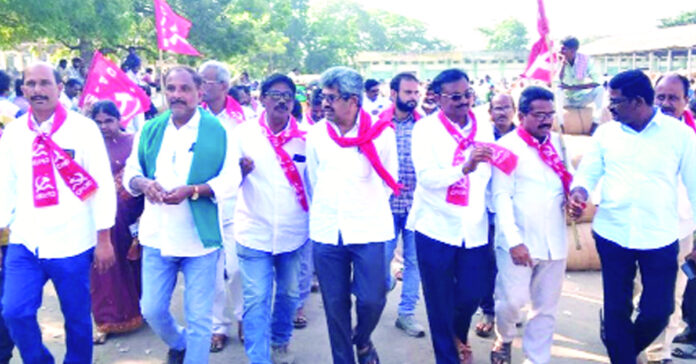 ఖమ్మంలో సీసీఐ కేంద్రం పెట్టాలి