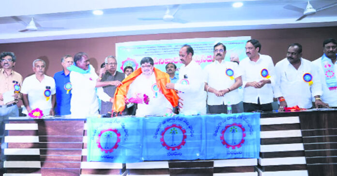 తాటి, ఈత మొక్కల పెంపకానికి ముందుకు రావాలి