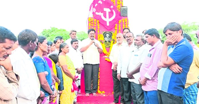 ఎర్రజెండాతోనే ప్రజా సమస్యల పరిష్కారం