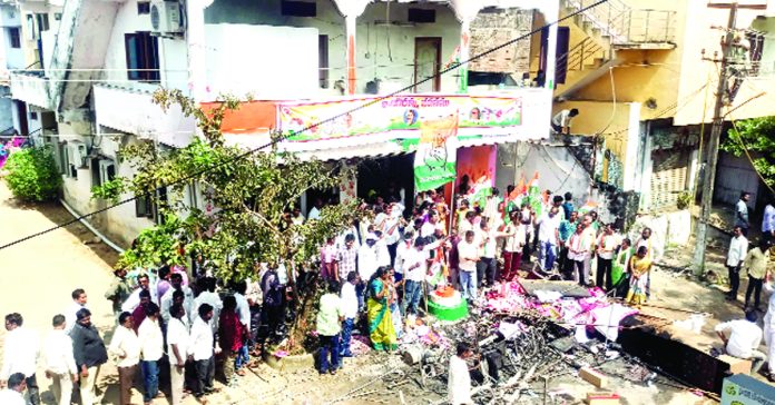 Congress workers attack BRS office