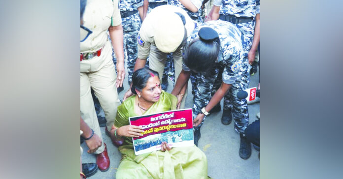 డిపెండెంట్ ఉద్యోగాలివ్వాలి