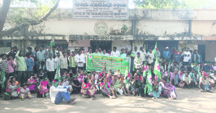 సమస్యలపై కదం తొక్కిన వలస ఆదివాసీలు