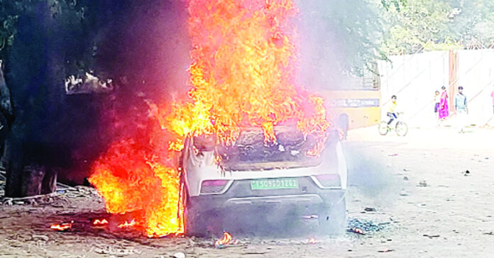 మంటల్లో ఈవీ కారు