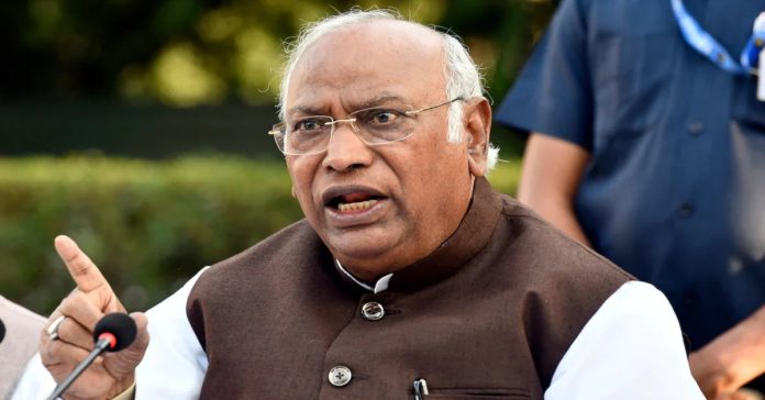 ఆర్ఎస్ఎస్, బీజేపీ కార్యాలయాల్లో ఎప్పుడూ వందేమాతరం పాడలేదు : ఖర్గే