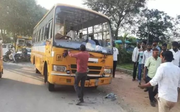 బస్సును ఢీకొట్టిన మరో బస్సు.. తప్పిన పెనూ ప్రమాదం