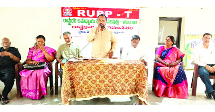 సర్వీస్ ఉపాధ్యాయులకు’టెట్’ మినహాయింపునివ్వాలి