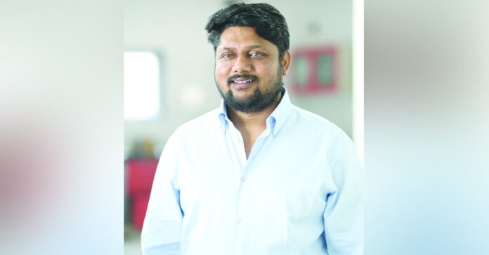 మన కళ్ళ ముందు జరుగుతున్న కథలా..