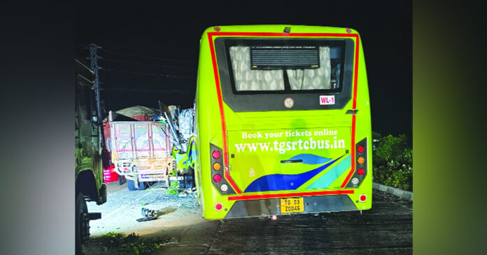 ఆగి ఉన్న లారీని ఢీ కొట్టిన బస్సు