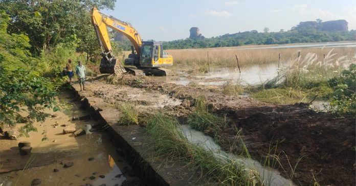 కాపురం చెరువు మత్తడికి మరమ్మత్తు పనులు.