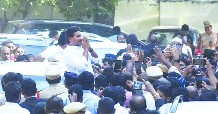 అక్రమాస్తుల కేసులో సీబీఐ కోర్టుకు జగన్